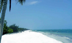 Sandstrand bei Mombasa in Kenia